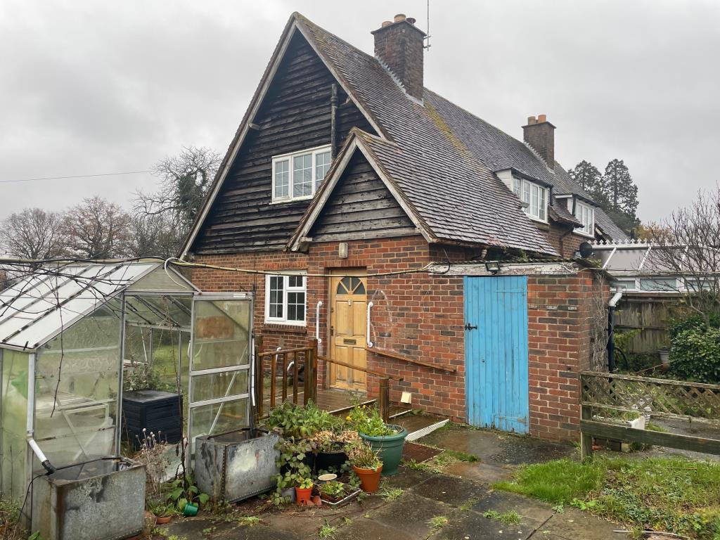 Lot: 81 - SEMI-DETACHED COTTAGE ON 0.4 ACRE PLOT - Side of property